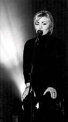 La cantante de La Oreja de Van Gogh, durante un recital en televisión.