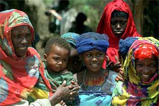 Un grupo de somalíes espera el momento de la vacunación en una aldea.