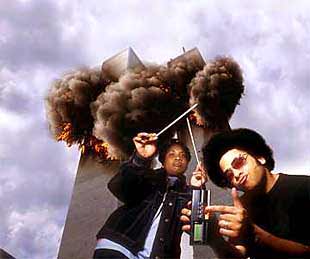 Portada del último disco del dúo de Rap The Cop, que ha sido retirada por su compañía.