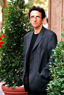 La obra    Molino de viento  (1999), del alemán Andreas Slominski, madera pintada.