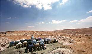 Musulmanes palestinos, rezando sobre una base de cemento edificada ayer por colonos israelíes cerca de Hebrón.