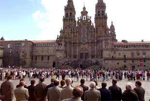 Cientos de ciudadanos se concentraron ayer ante la catedral de santiago de Compostela en solidaridad con las víctimas en EE UU.