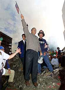 La popularidad de Bush se dispara después de su visita a los bomberos entre los escombros de las Torres Gemelas.