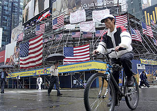 Los anuncios y las luces de Times Square han dejado paso a los carteles de solidaridad con las víctimas y las banderas.