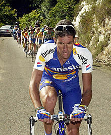 Momento en el que José María Jiménez inicia su escapada del grupo en los últimos kilómetros de la Demanda.