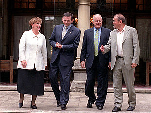 Begoña Errazti (EA), Ibarretxe, Arzalluz (PNV) y Javier Madrazo (IU), tras la firma del acuerdo de Gobierno.