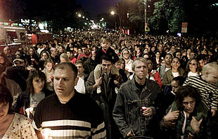 Miles de neoyorquinos acudieron a la vigilia con velas que se celebró en el Park Slope de Beooklyn, el viernes.