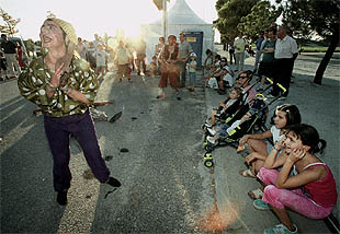 Un grupo teatral actúa frente a unos niños en  La Calle de la Cultura , organizada por el sindicato UGT.