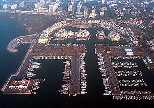 Vista aérea del puerto deportivo de Benalmádena.