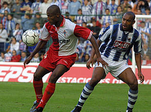 Catanha, a la izquierda, intenta un control ante Luis Alberto en el Real Sociedad-Celta.