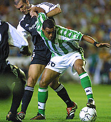 Denilson forcejea Zidane el pasado sábado en Sevilla.