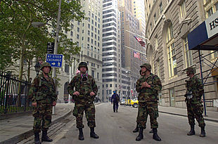Miembros de la Guardia Nacional patrullando el sábado junto a la Bolsa de Nueva York.