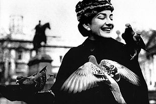 María Callas, en Trafalgar Square (Londres) en 1957.rnUna fotografía de María Callas perteneciente a la colección de Frank Abe.