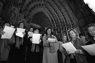 Protesta a favor del acceso de las mujeres al sacerdocio en la catedral de Barcelona, en 1998.rnJoan Chittister.