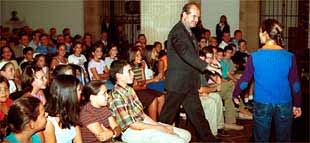 El presidente de la Junta, Manuel Chaves, participa en la inauguración del curso escolar 2001-2002, ayer, en Antequera.
