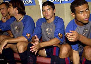 Saviola (en el centro), en el banquillo azulgrana junto a Reina, Alfonso y Geovanni.