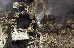 Vista aérea del agujero que han dejado los edificios del World Trade Center al desplomarse.