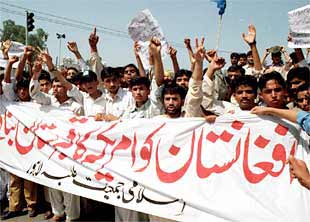 Manifestantes pakistaníes corean eslóganes antiamericanos ayer en Lahore.