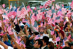 Miembros de la comunidad sij de EE UU participan en un acto de homenaje a las víctimas de los atentados.