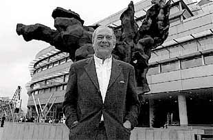 Vicente Larrea junto a su escultura Dodecathlos, a la entrada del Palacio Euskalduna.