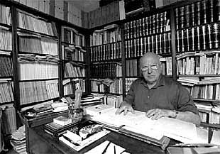 Jean Haritschelhar en el despacho de su casa, en la localidad vascofrancesa de Anglet.