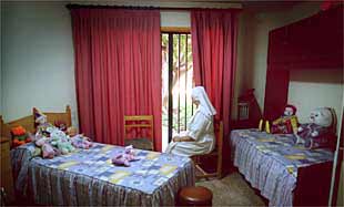 Una monja en una habitación en un centro de menores de Valencia.