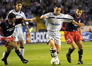 El deportivista Sergio, con Víctor detrás, intenta internarse entre dos defensas del Olimpiakos.