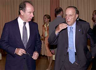 El vicepresidente del gobierno Rodrigo rato (izquierda), junto a Manuel Fraga.