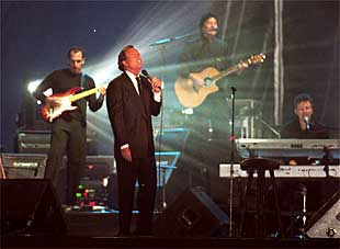 Julio Iglesias, micrófono en mano, durante el concierto de anoche en Las Ventas.