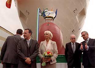 Teófila Martínez y José Antonio Casanova, ayer, ante el  Murillo. 