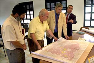 El director de Recursos Forestales, Javier Gómez, ayer con los alcaldes de Xert y Canet Lo Roig.