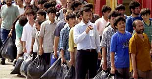 LOS AFGANOS DEL 'TAMPA' DESEMBARCAN EN LA ISLA DE NAURU.