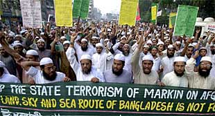 Medio millar de radicales islámicos se manifiestan en Dhaka (Bangladesh) en contra de Estados Unidos y a favor de Bin Laden.