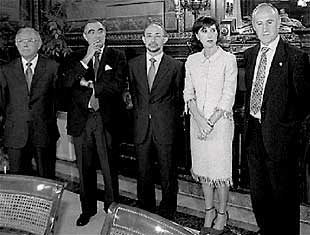 Montoro e Idoia Zenarruzabeitia (en el centro) con los miembros de ambas administraciones.