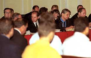 En primer plano, los acusados por el fraude de las funerarias.