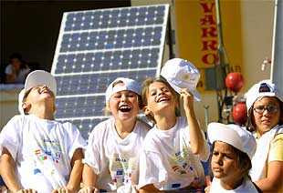 Un grupo de escolares jugaba ayer durante la celebración del II Día del Sol en Écija.
