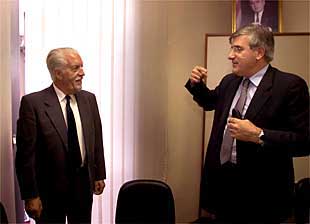 Frances Homs, consejero de Economía, junto a Manel Figuerola, descendiente del    padre  de la peseta.