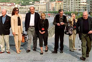 Claude Chabrol, Ivonne Blake, Eloy de la Iglesia, Sandra Hebron, Giuseppe Bertolucci, Florinda Bolkan y Jorge Edwards (de derecha a izquierda), en San Sebastián.
