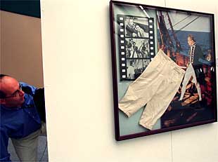 Calzones blancos usados por Marlon Brando en    Rebelión a bordo  (arriba), taparrabos de Johnny Weismuller y frac que vistió Groucho Marx en    Los hermanos Marx en el Oeste. 