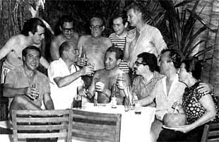 Gabriel García Márquez (con gafas, sentado) con Luis Alcoriza y Luis Buñuel (a su derecha) en Acapulco en 1965, en una de las fotos que se subastan hoy en Barcelona.rnPortada de    Cien años de soledad  de Vicente Rojo.