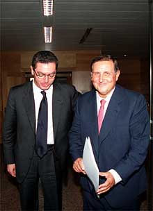 Alberto Ruiz-Gallardón y Gustavo Villapalos, en el Parlamento regional de Madrid.