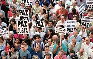 Asistentes a la concentración contra el terrorismo internacional, en la Puerta del Sol de Madrid.