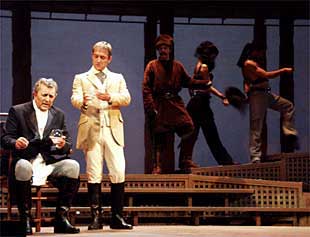 Francisco Valladares (sentado), en un momento de la representación de    Historia de un caballo .