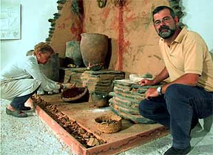 Francisco y Auxilio en la reproducción de una cabaña de la edad de bronce.