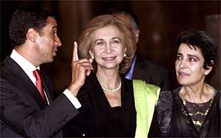 La reina Sofía, anoche, junto al presidente del Consell, Eduardo Zaplana, y la actriz Irene Papas, antes de la representación de    Las Troyanas .