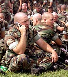 Un marine llama por el móvil en el cuartel de Camp Leujune, Carolina del Norte, antes de partir al frente.