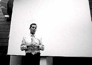 Iñaki Urdangarín se dirige a los asistentes a su charla.