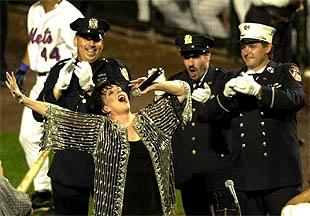 Liza Minelli canta  New York, New York  antes de un partido de béisbol.