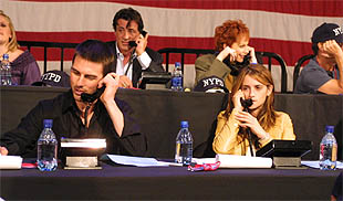 Los actores Tom Cruise, Penélope Cruz y Sylvester Stallone contestan al teléfono durante el espectáculo.