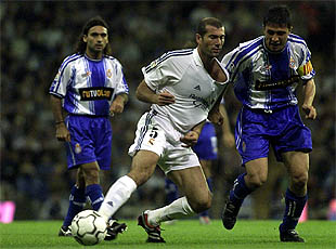 Morales frena un avance de Zidane agarráncole por la camiseta.